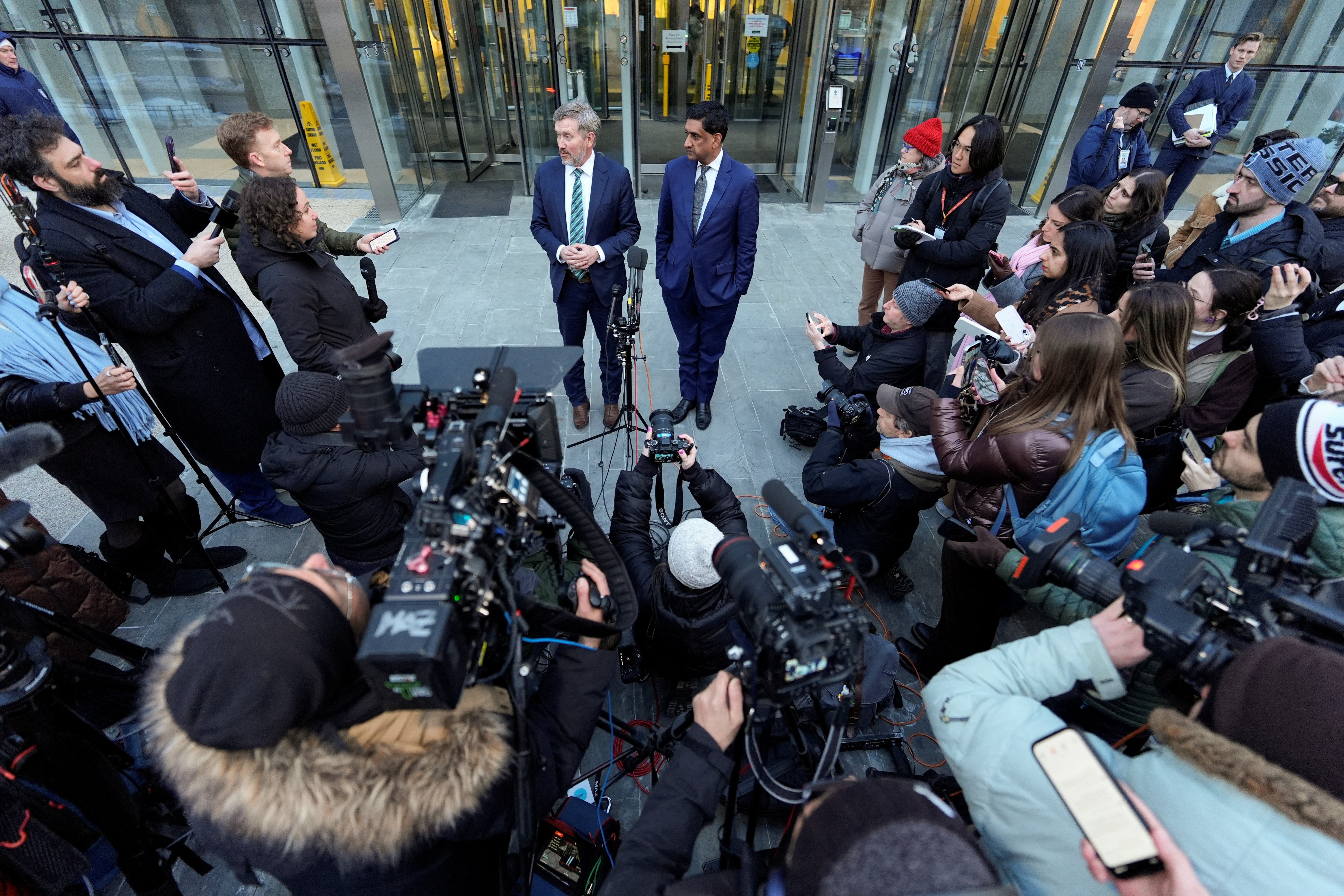 Caso Epstein: deputados dos EUA criticam governo Trump por 'tarjas excessivas' e 'acobertamento' após acesso privilegiado a arquivos