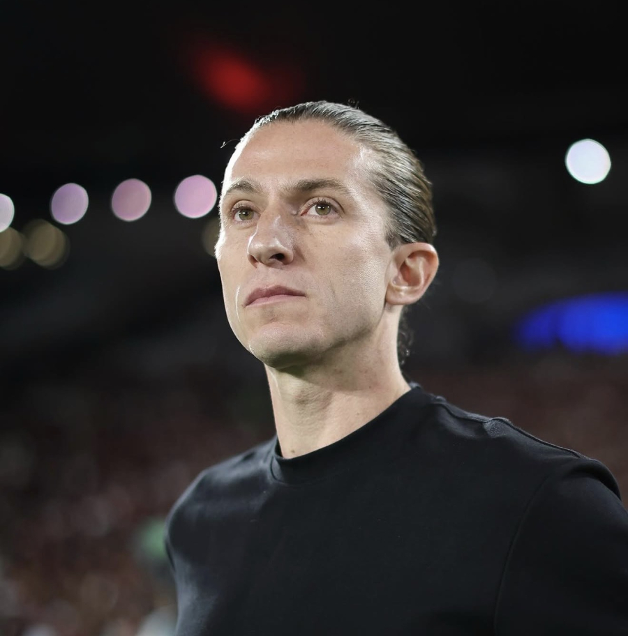  Flamengo demite Filipe Luís após goleada e vaga na final do Carioca