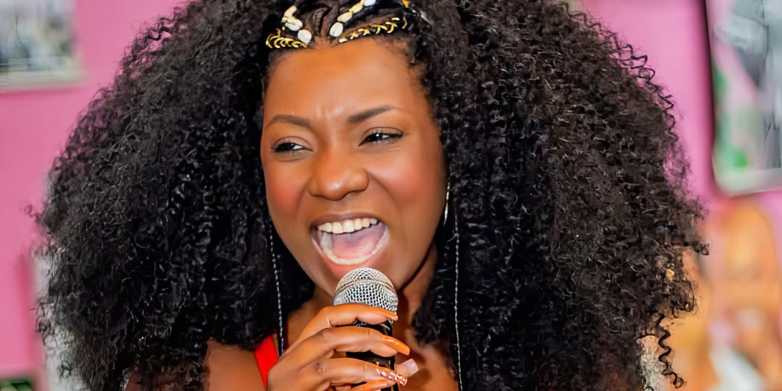 Velório de Adriana Araújo ocorre em quadra de escola de samba em BH