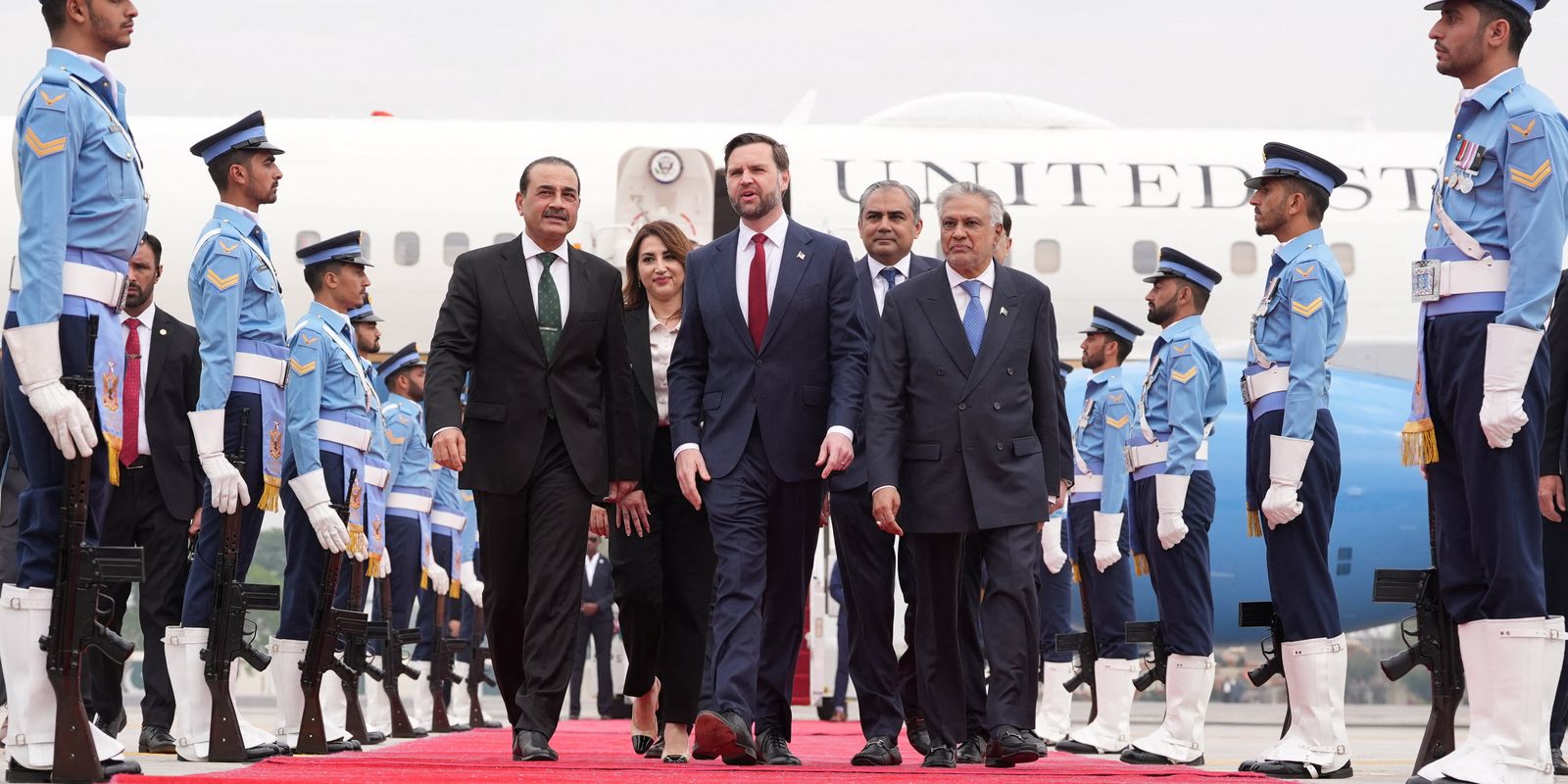Sem acordo de paz entre EUA e Irã, Trump promete fechar Ormuz