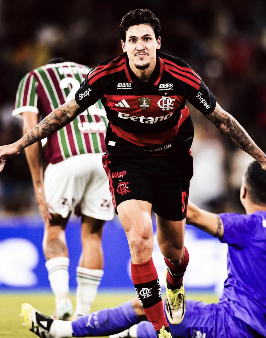 Pedro decide, Flamengo vence clássico e sobe na tabela do Brasileirão