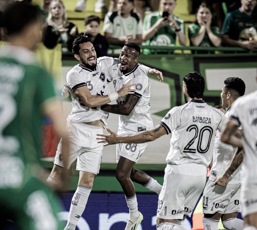 Botafogo atropela Chapecoense fora de casa e conquista primeira vitória no Brasileirão