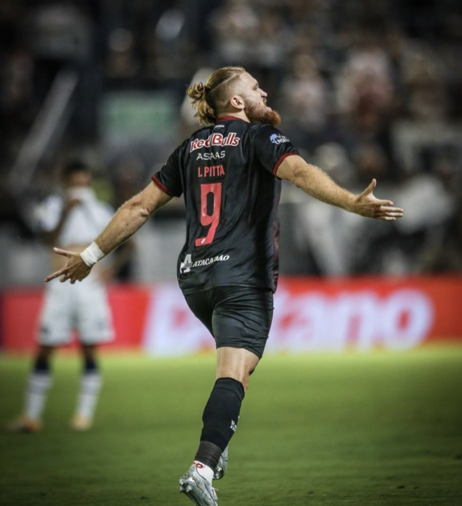 Bragantino vence duelo eletrizante de seis gols e pressiona G-4 do Brasileirão