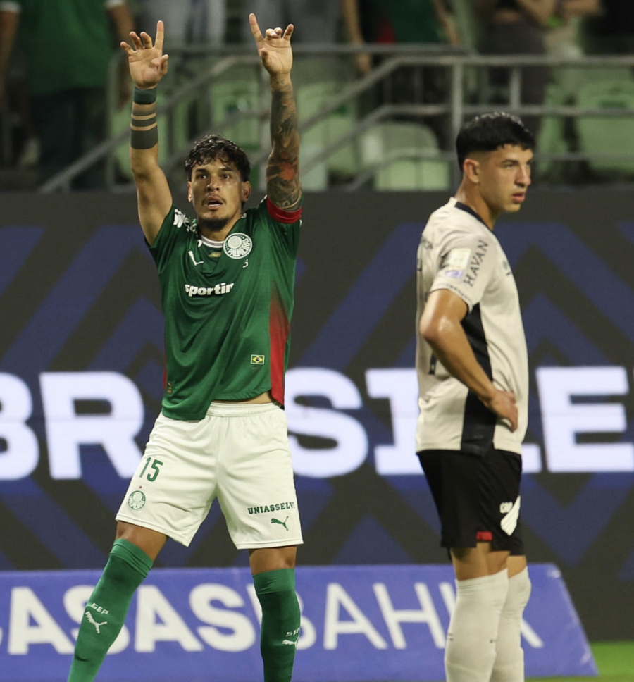 Palmeiras vence com raça, supera expulsão e mantém liderança isolada