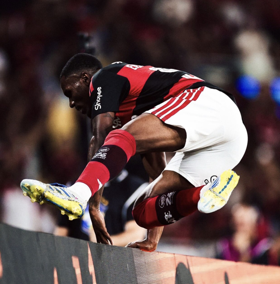 Flamengo vence o Vitória no Maracanã e leva vantagem para o jogo de volta