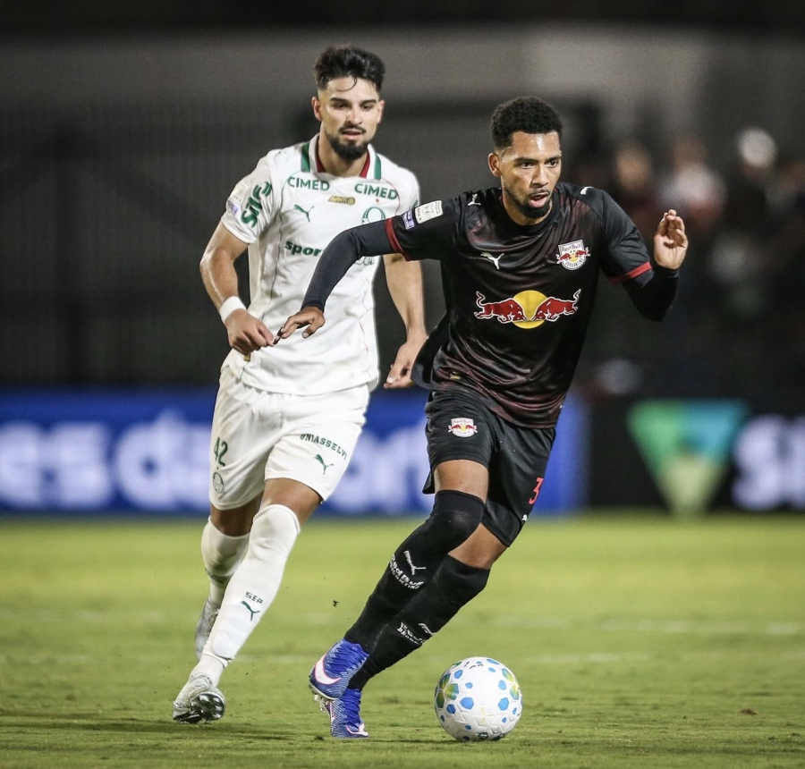 Palmeiras vence Bragantino e se mantém isolado na liderança do Brasileirão