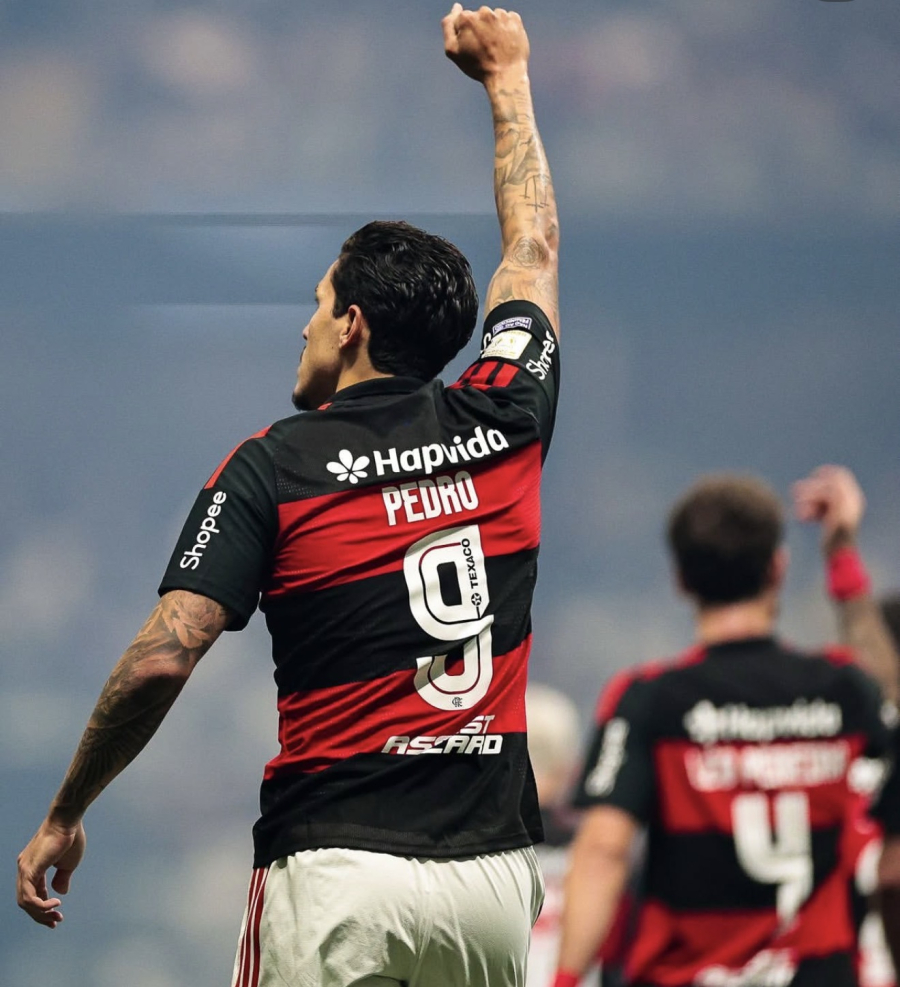 Flamengo atropela Atlético-MG na Arena MRV e mantém perseguição ao líder