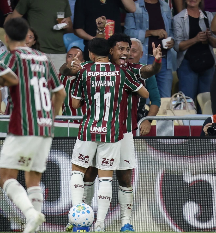 Fluminense domina o São Paulo no Maracanã e encosta na liderança do Brasileirão