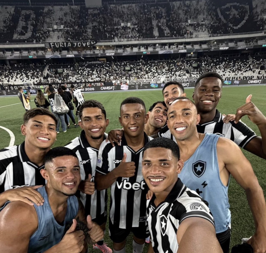 Arthur Cabral brilha, marca hat-trick e conduz vitória do Botafogo sobre o Corinthians