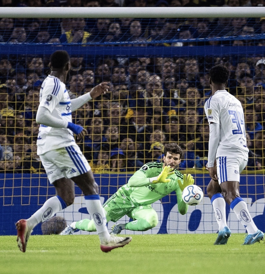 Cruzeiro arranca empate heroico na Bombonera e fica perto das oitavas