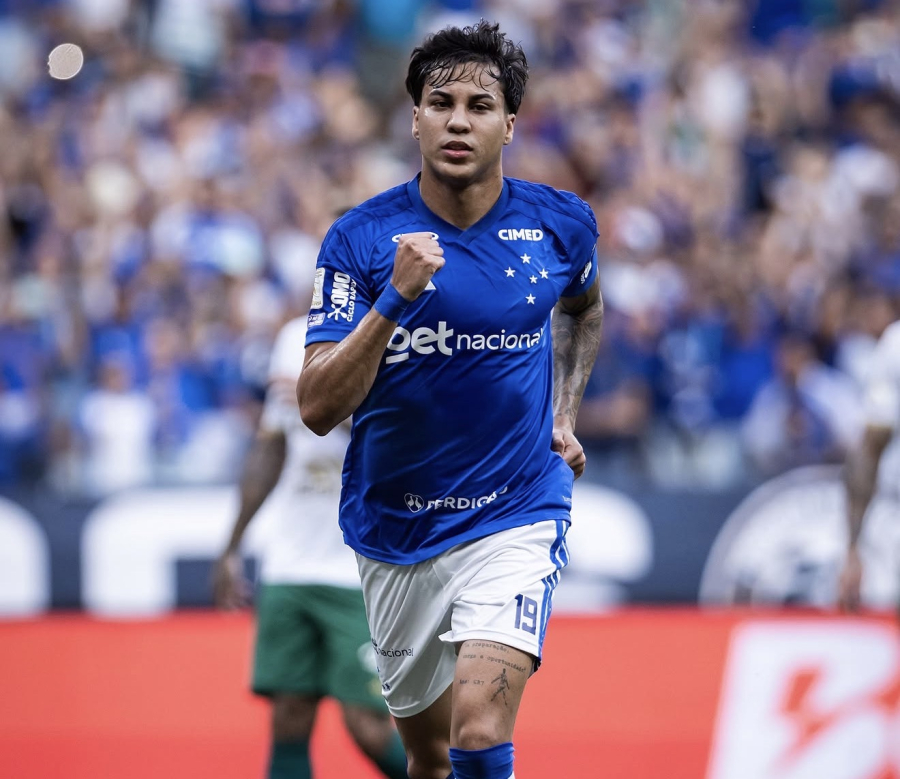 Cruzeiro vence, leva susto no fim e cola na briga pela Libertadores
