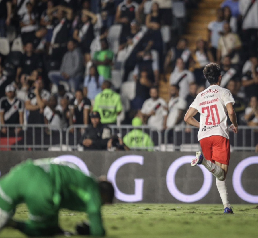 Bragantino atropela o Vasco em São Januário e amplia crise cruzmaltina