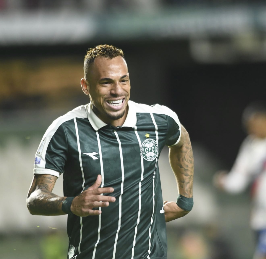 Coritiba reage no segundo tempo, vence o Bahia e encosta no G-4