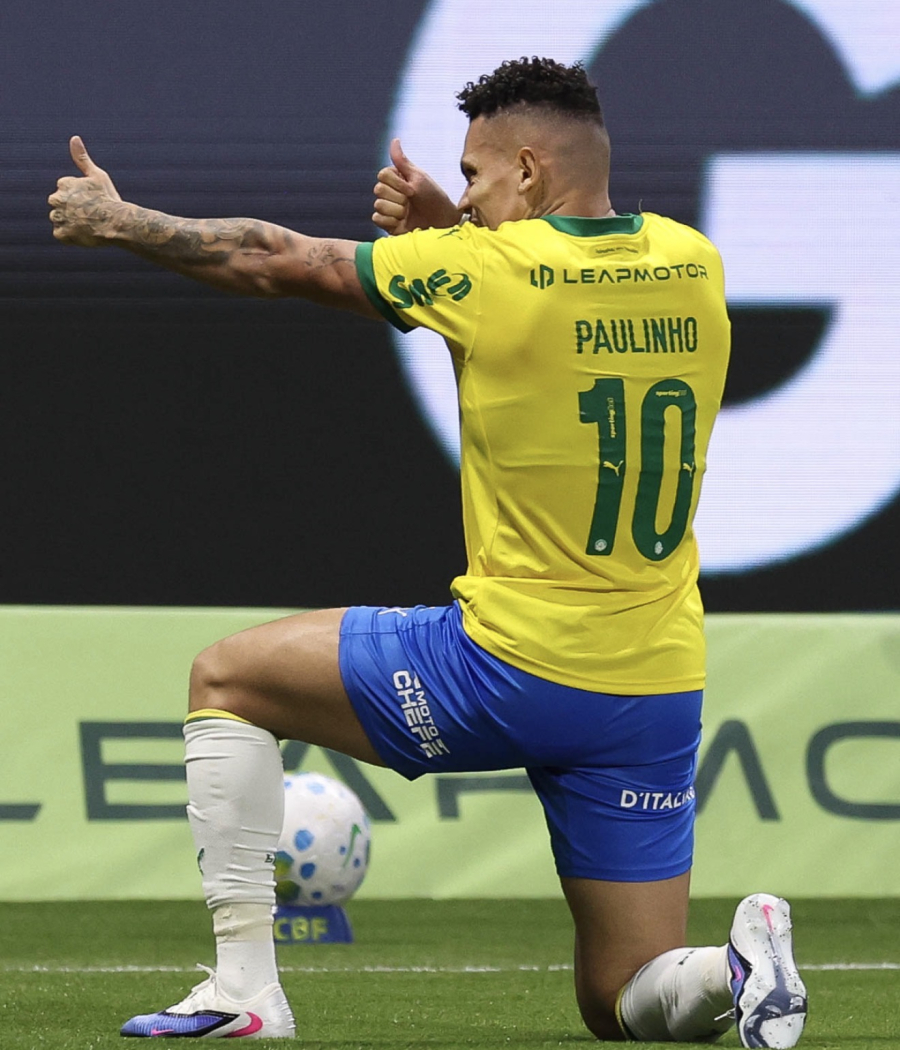 Palmeiras vence a Chapecoense em jogo marcado por polêmicas do VAR e amplia vantagem na liderança