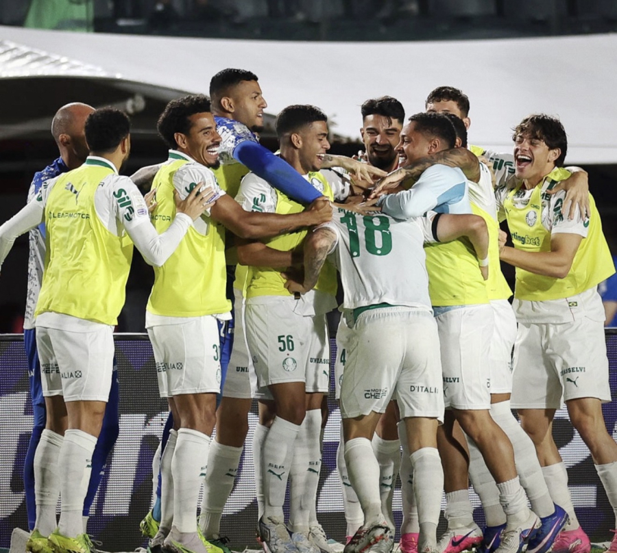 Palmeiras goleia o Vitória no Barradão, amplia vantagem na liderança e abre oito pontos no Brasileirão